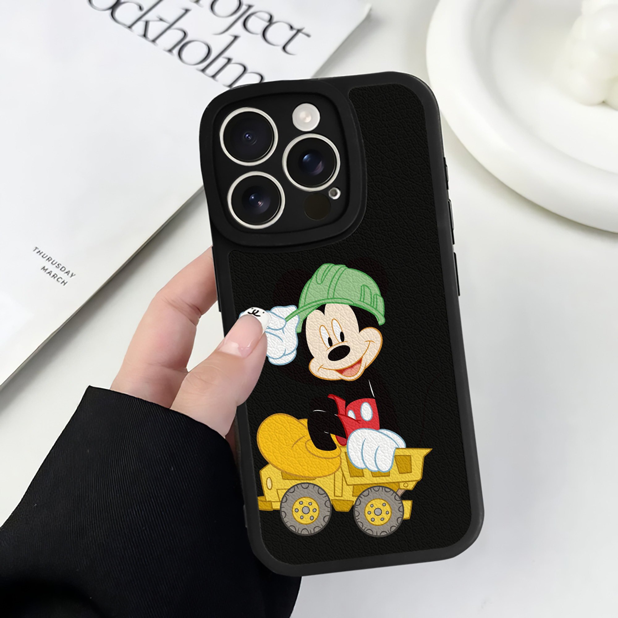 （画像用） ミッキーマウス Mickey Mouse 【iPhone 16シリーズ対応】シリコンスマホケース（レザー調） 材質：シリコン